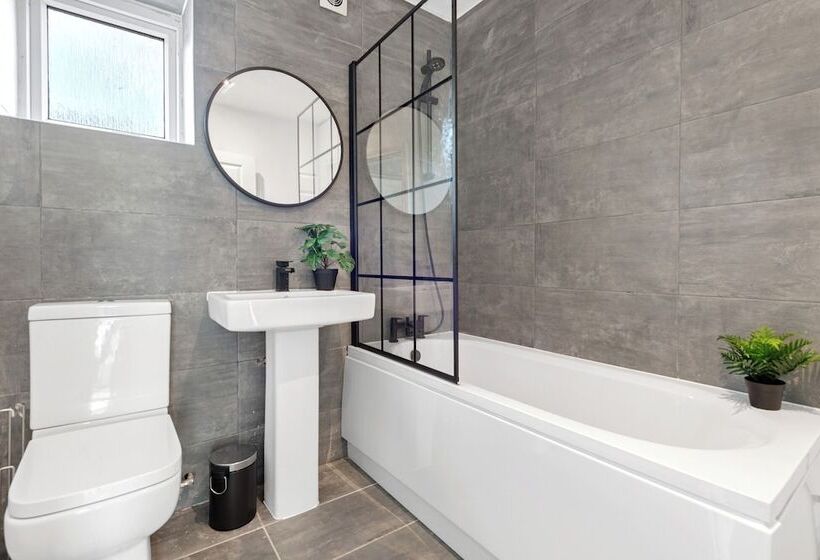 Резиденция Isimi Luxurious House 4 Bed In Alfreton Derby