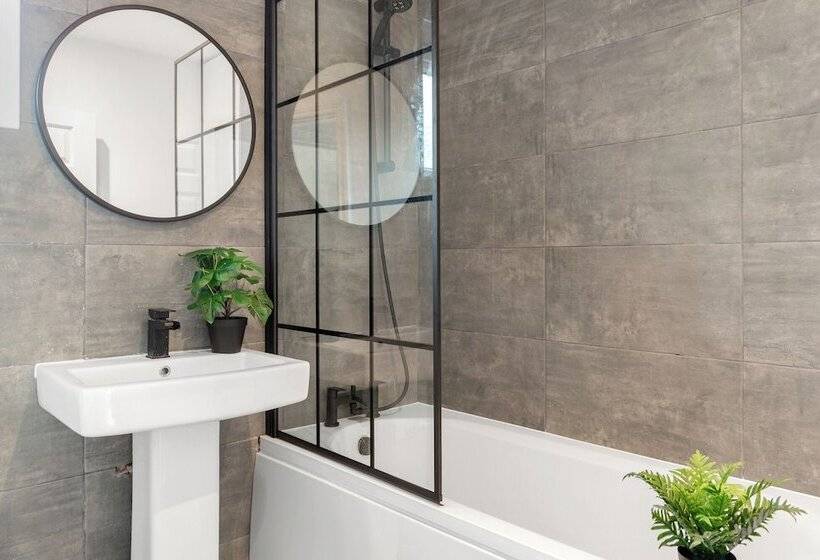 Резиденция Isimi Luxurious House 4 Bed In Alfreton Derby