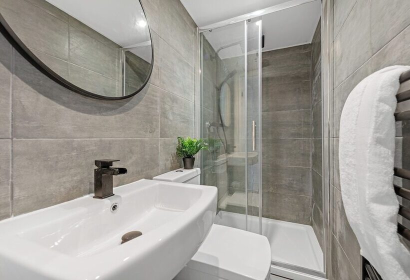 Резиденция Isimi Luxurious House 4 Bed In Alfreton Derby