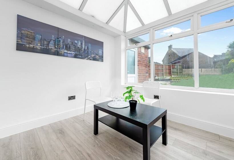 Резиденция Isimi Luxurious House 4 Bed In Alfreton Derby