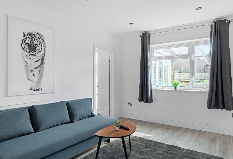 Резиденция Isimi Luxurious House 4 Bed In Alfreton Derby