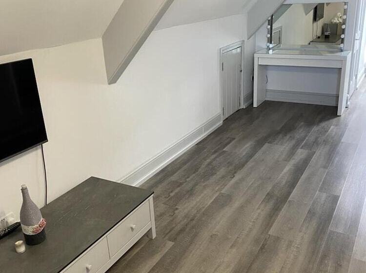 إقامة Seaside Retreat At Port Talbot