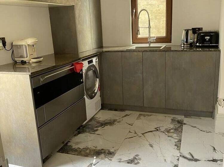 إقامة Seaside Retreat At Port Talbot