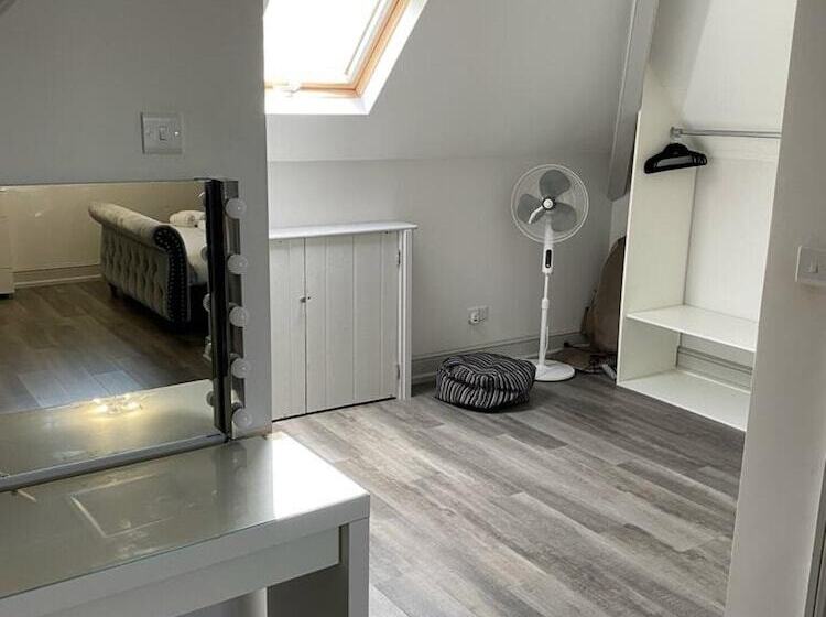 إقامة Seaside Retreat At Port Talbot