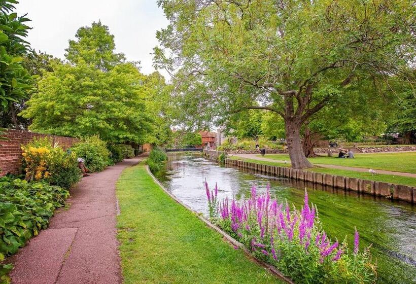 Резиденция Tranquil Elm Lodge Escape In Canterbury