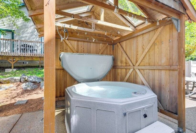 Rockaway Beach Home W/ Hot Tub: Half Mi To Beach!