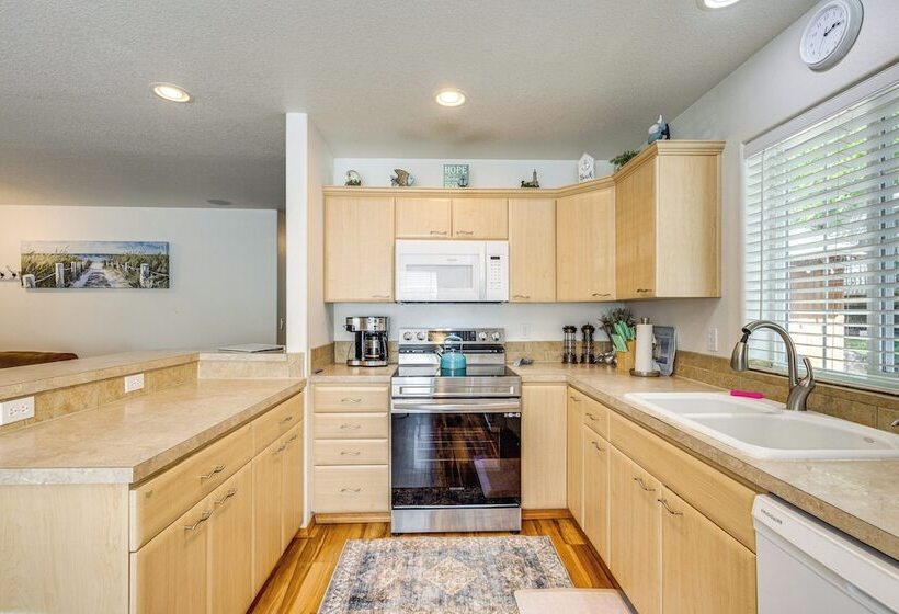 Rockaway Beach Home W/ Hot Tub: Half Mi To Beach!