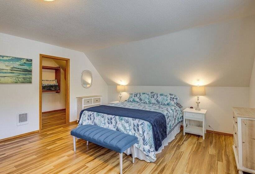 Rockaway Beach Home W/ Hot Tub: Half Mi To Beach!