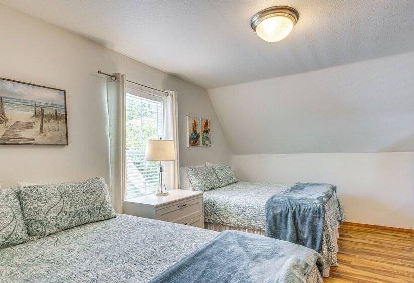 Rockaway Beach Home W/ Hot Tub: Half Mi To Beach!