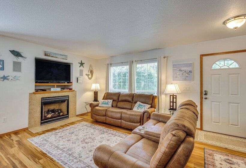 Rockaway Beach Home W/ Hot Tub: Half Mi To Beach!