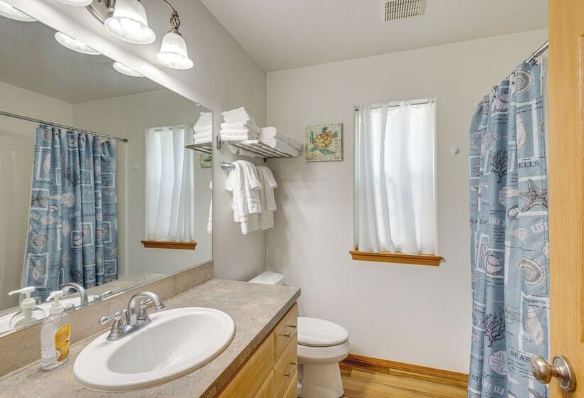 Rockaway Beach Home W/ Hot Tub: Half Mi To Beach!