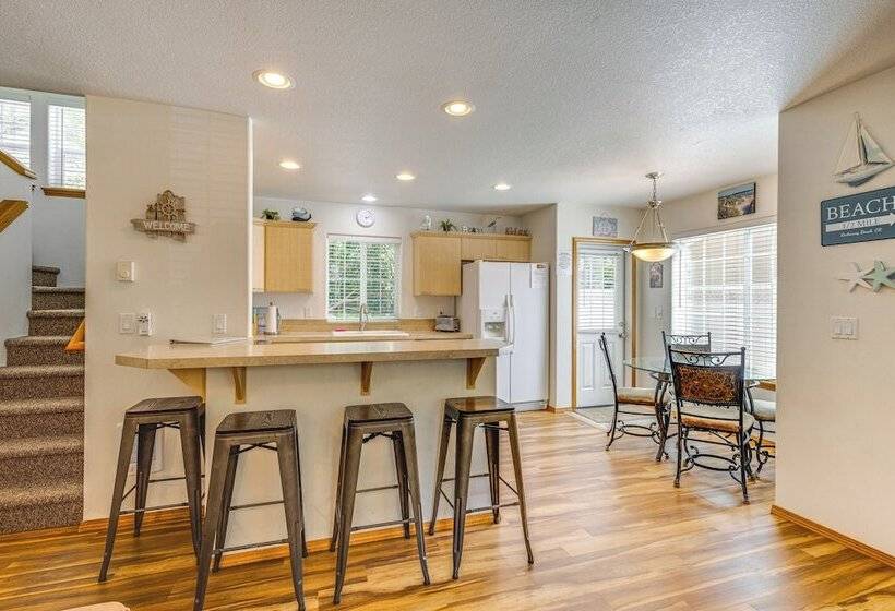 Rockaway Beach Home W/ Hot Tub: Half Mi To Beach!