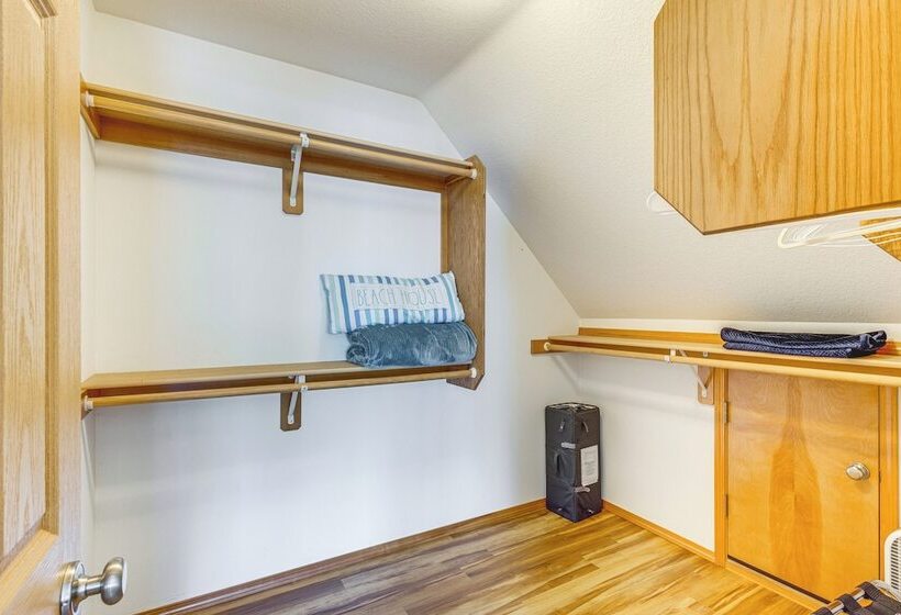 Rockaway Beach Home W/ Hot Tub: Half Mi To Beach!