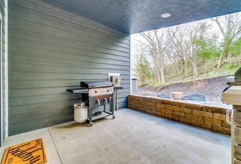 Scenic Yankton Retreat W/ Fire Pit: 1 Mi To Lake!