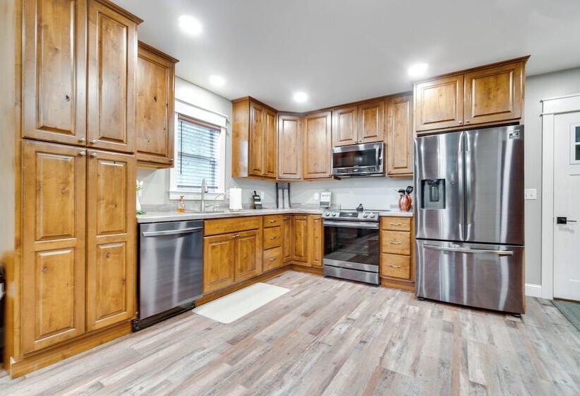 Scenic Yankton Retreat W/ Fire Pit: 1 Mi To Lake!