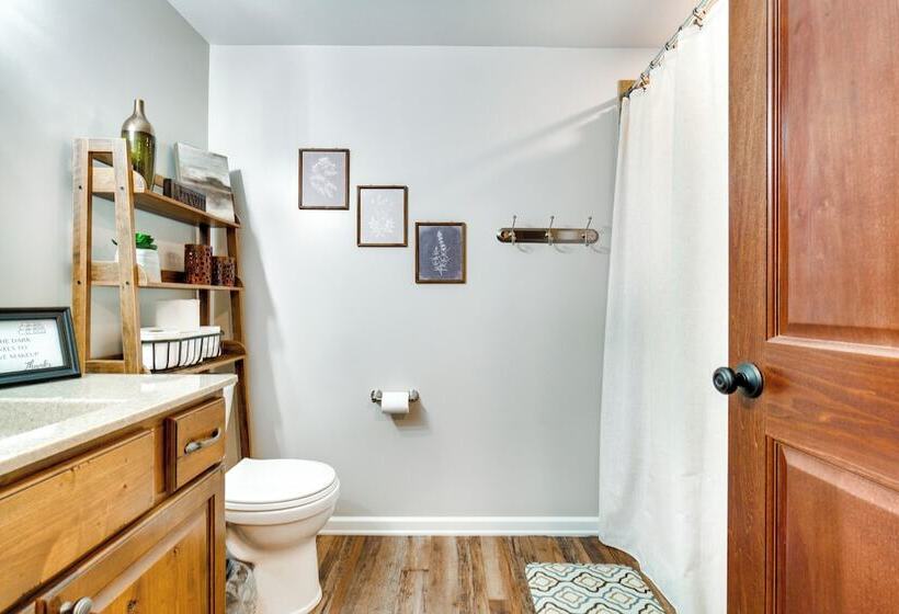 Scenic Yankton Retreat W/ Fire Pit: 1 Mi To Lake!