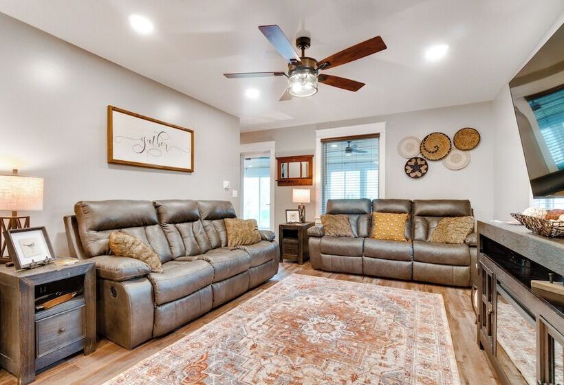 Scenic Yankton Retreat W/ Fire Pit: 1 Mi To Lake!
