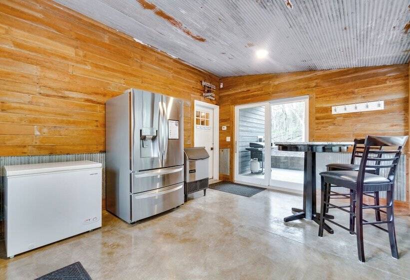 Scenic Yankton Retreat W/ Fire Pit: 1 Mi To Lake!