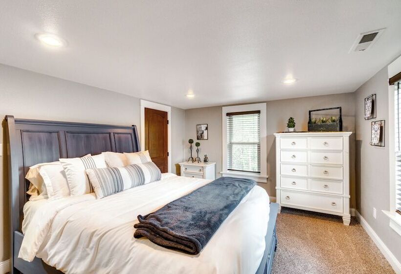 Scenic Yankton Retreat W/ Fire Pit: 1 Mi To Lake!