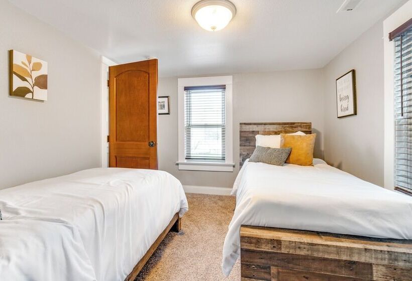 Scenic Yankton Retreat W/ Fire Pit: 1 Mi To Lake!