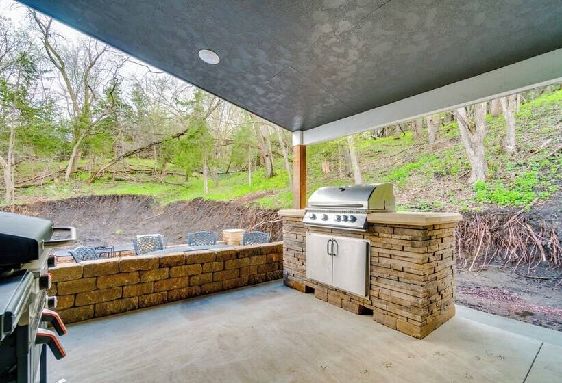Scenic Yankton Retreat W/ Fire Pit: 1 Mi To Lake!