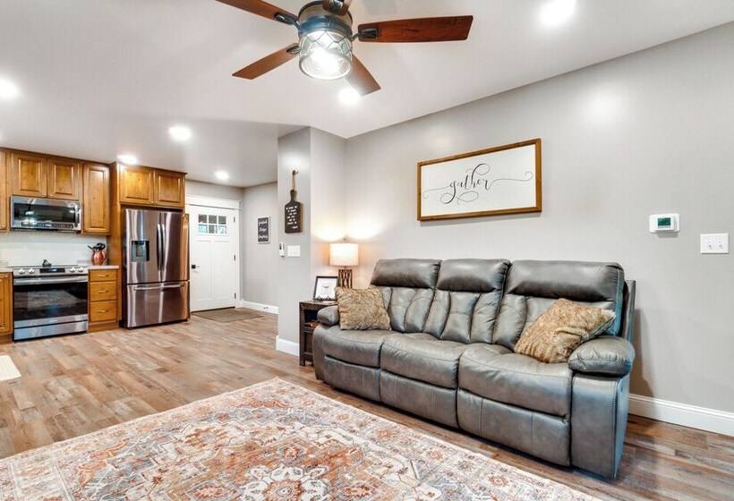 Scenic Yankton Retreat W/ Fire Pit: 1 Mi To Lake!