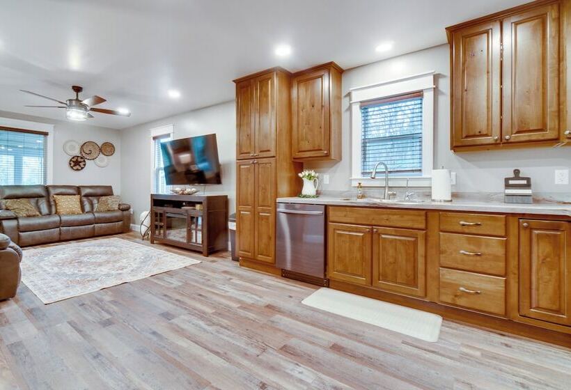 Scenic Yankton Retreat W/ Fire Pit: 1 Mi To Lake!