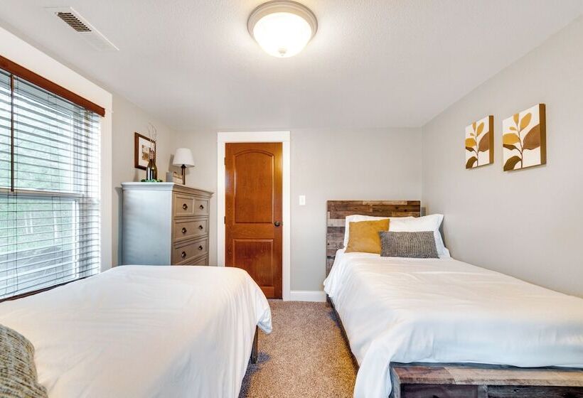 Scenic Yankton Retreat W/ Fire Pit: 1 Mi To Lake!