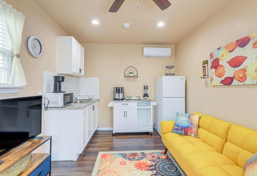 Seagoville Cottage W/ Yard   15 Mi To Fair Park!