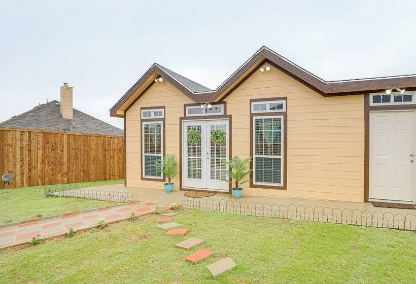 Seagoville Cottage W/ Yard   15 Mi To Fair Park!