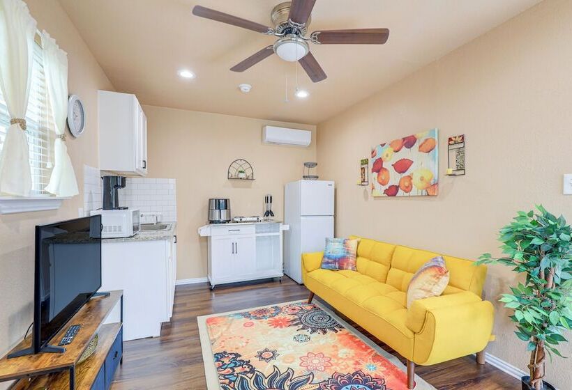 Seagoville Cottage W/ Yard   15 Mi To Fair Park!