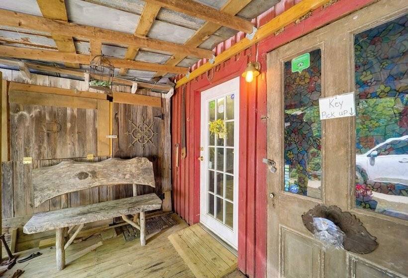 Hot Tub & On Site Trails: Secluded Marion Cabin