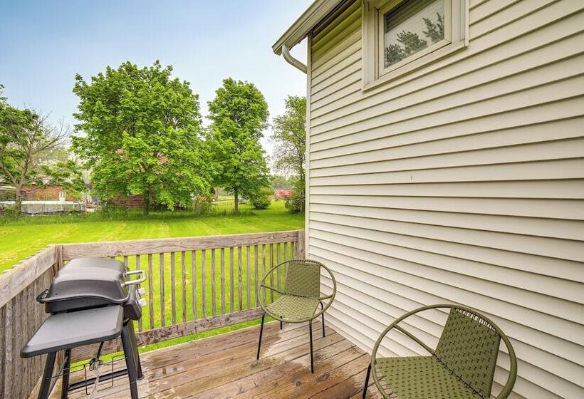 Serene South Haven Retreat W/ Deck: 1 Mi To Dtwn!