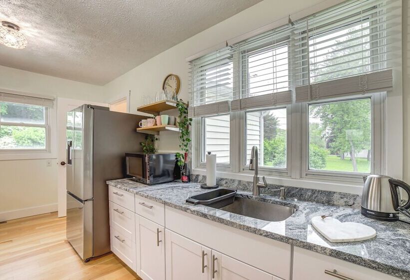 Serene South Haven Retreat W/ Deck: 1 Mi To Dtwn!