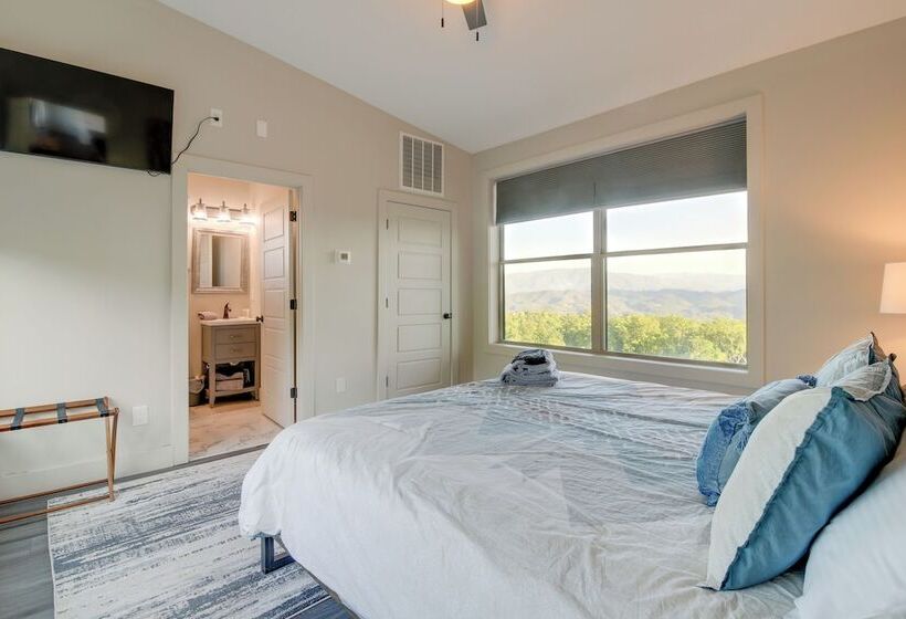 Sevierville Home W/ Hot Tub + Game Room!