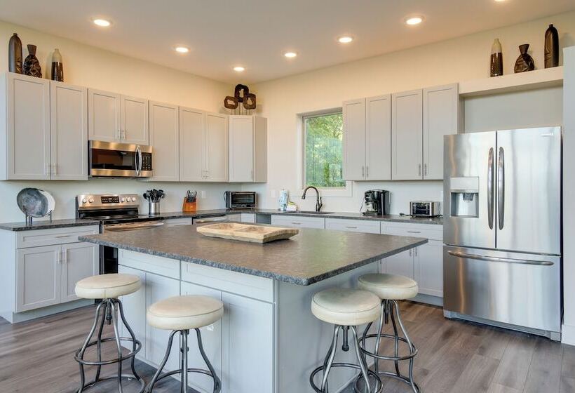 Sevierville Home W/ Hot Tub + Game Room!