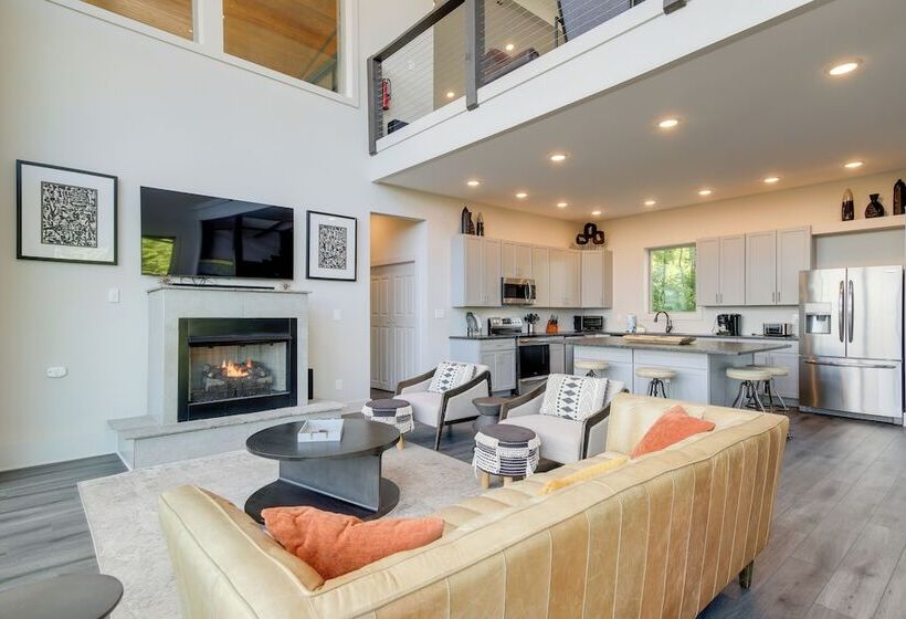 Sevierville Home W/ Hot Tub + Game Room!