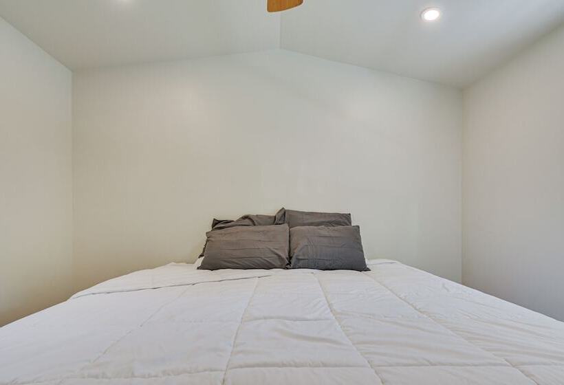 Single Story Cabin On Hyco Lake: Swim & Unwind!