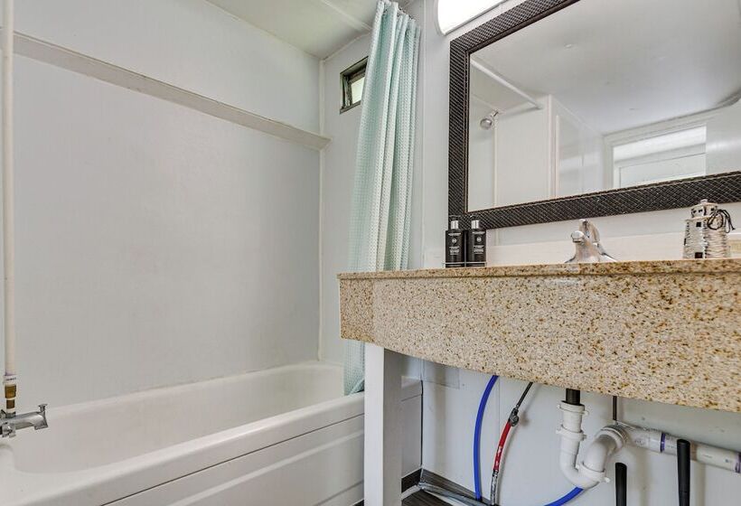 Single Story Cabin On Hyco Lake: Swim & Unwind!