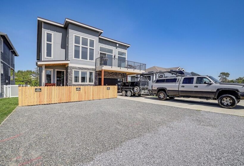 Sleek Ferndale Home W/ Ocean & Mountain Views!