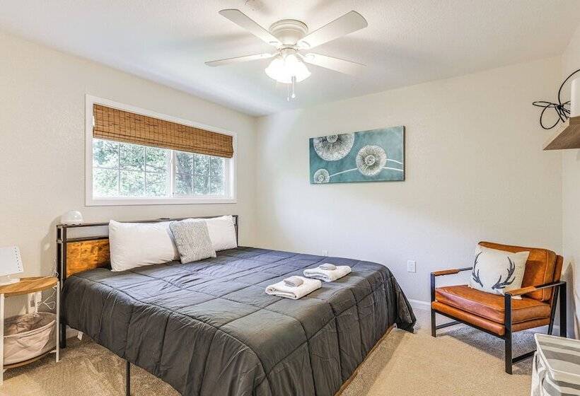 Sonora Hideaway W/ Lake Access & Furnished Deck