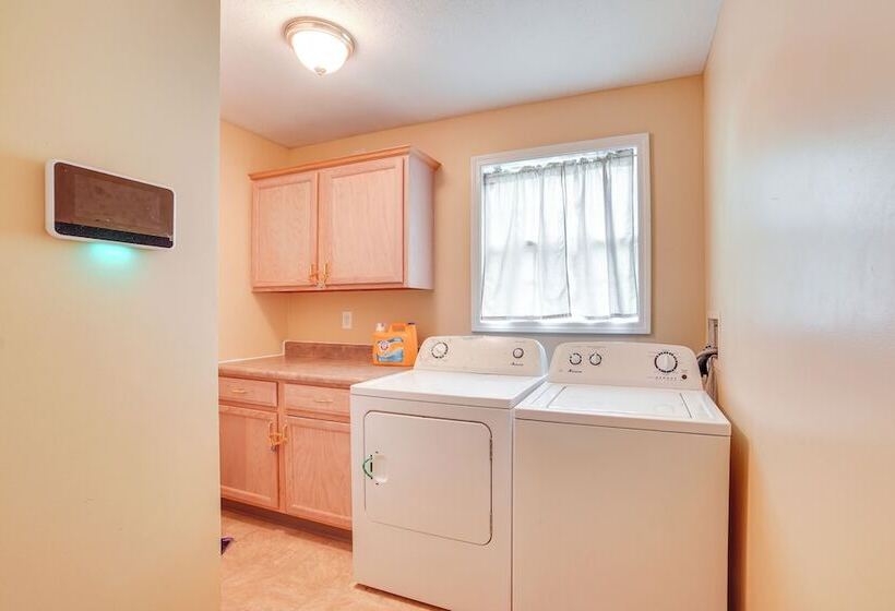 Spacious Champaign Home By University Of Illinois!