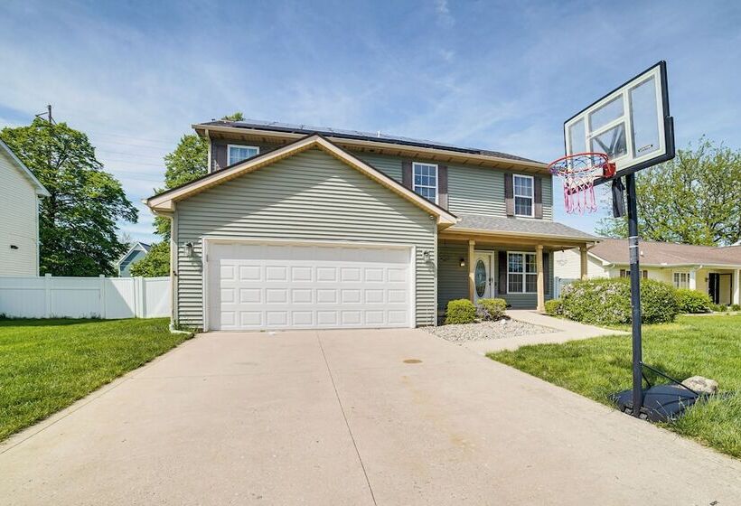 Spacious Champaign Home By University Of Illinois!