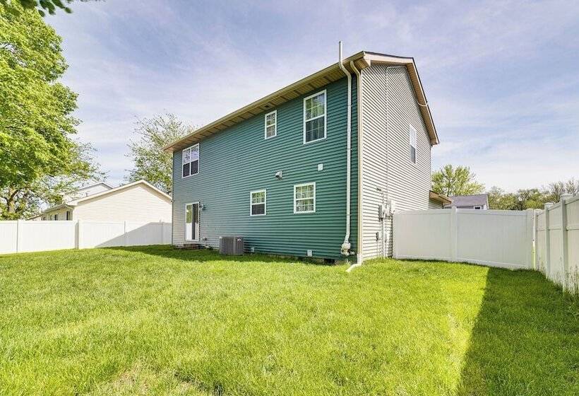 Spacious Champaign Home By University Of Illinois!