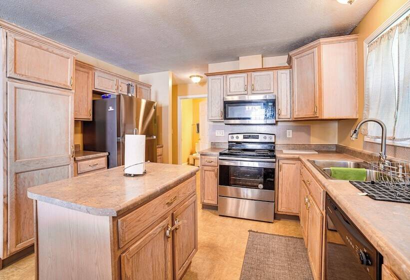 Spacious Champaign Home By University Of Illinois!