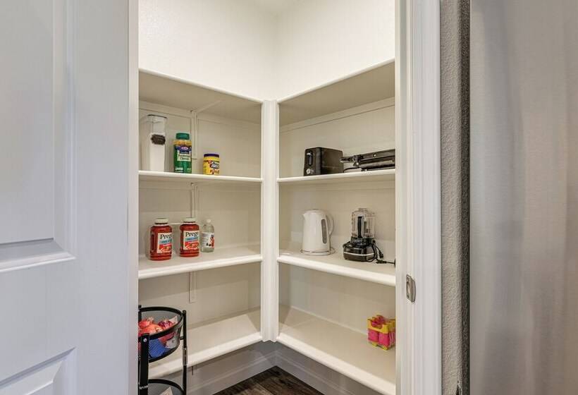 Spacious Family Home In Stockton   Pets Welcome!