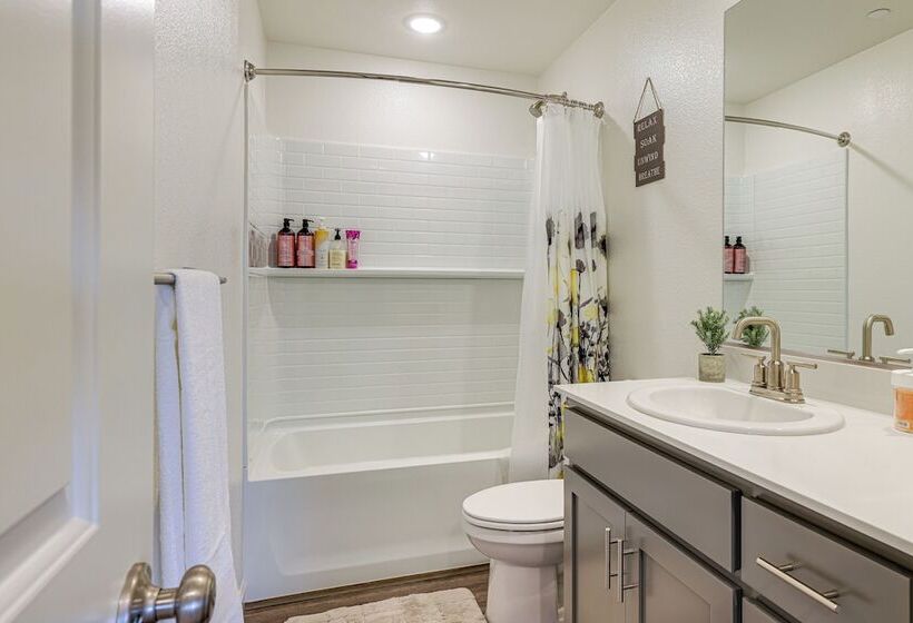 Spacious Family Home In Stockton   Pets Welcome!