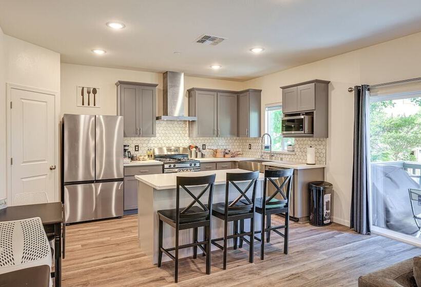 Spacious Family Home In Stockton   Pets Welcome!