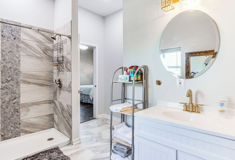 Spacious Indianapolis Home: 3 Mi To Downtown!