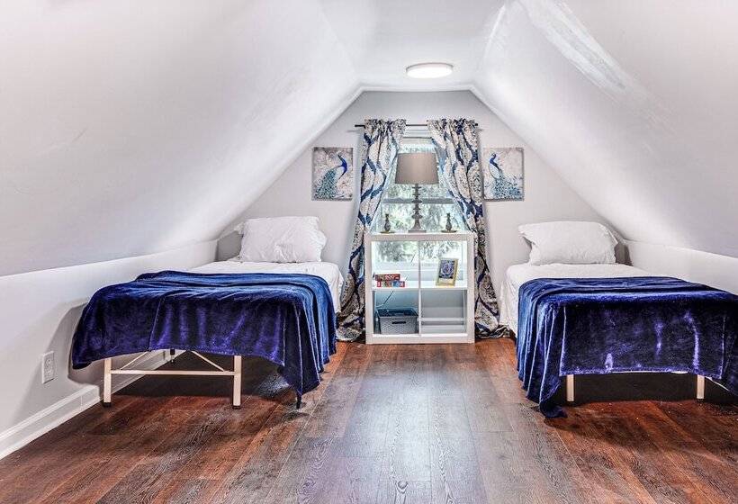 Spacious Indianapolis Home: 3 Mi To Downtown!